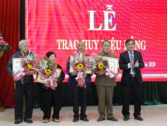 Lãnh đạo huyện Thăng Bình trao huy hiệu 60 năm tuổi Đảng cho các đảng viên. Ảnh: SƯƠNG TÂN
