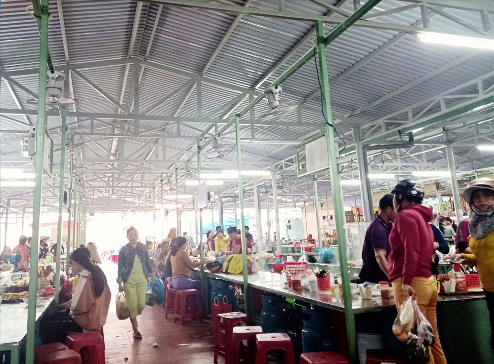 Chợ Điện Ngọc được nâng cấp khang trang, tạo thuận lợi cho người dân trong mua bán. Ảnh: TÂM PHÁT