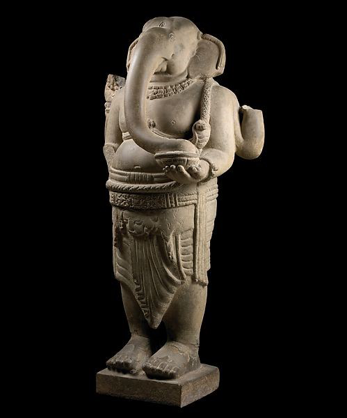 Tượng Ganesa đứng của điêu khắc Chămpa, phát hiện tại Mỹ Sơn, thế kỷ thứ 8 bằng sa thạch.