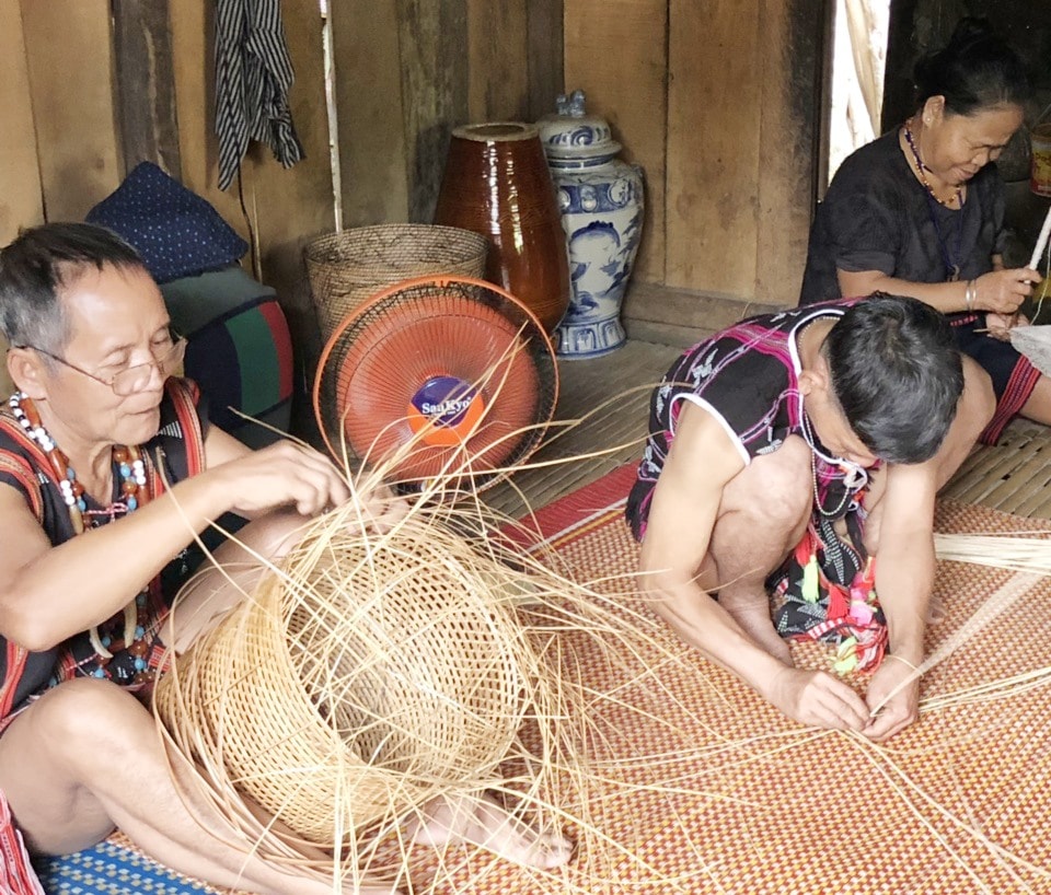 Nghề đan lát ở Bhờ Hôồng.