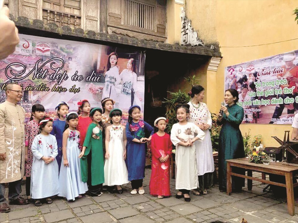 Chương trình “Áo dài Việt Nam và tình yêu văn học” do Hội quán Các bà mẹ phối hợp tổ chức tại Hội An. Ảnh: K.T.HOÀI