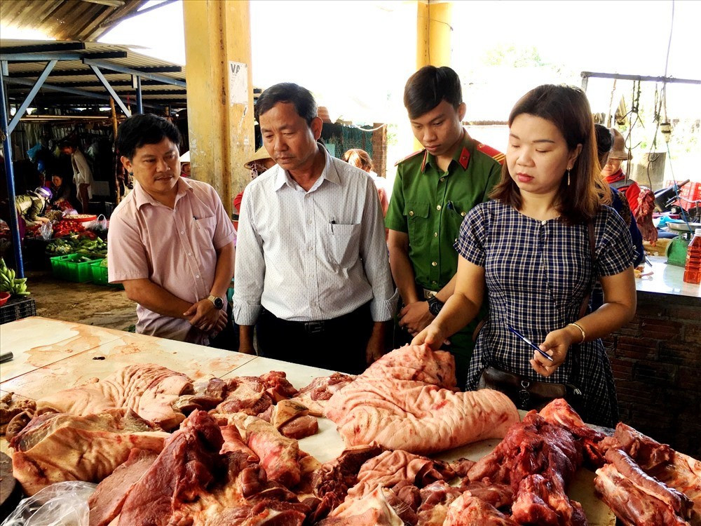 Kiểm tra thịt heo không đảm bảo chất lượng của bà Hoàng Thị Hà ( chợ Cẩm Khê)