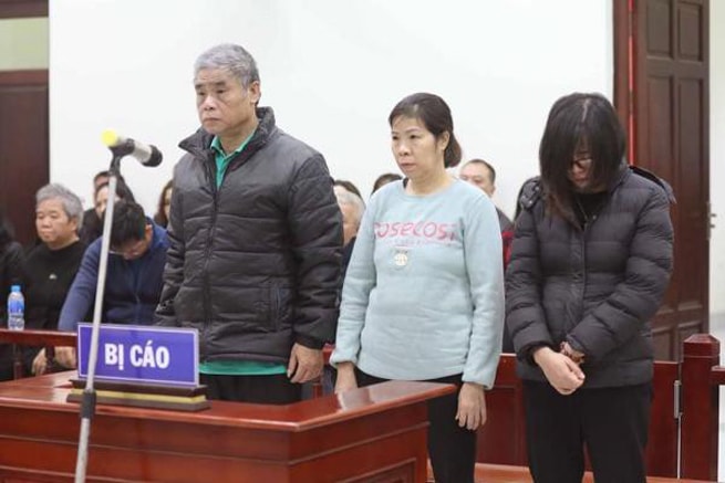 Ba bị cáo đứng nghe tuyên án. (Ảnh: Hữu Dánh)
