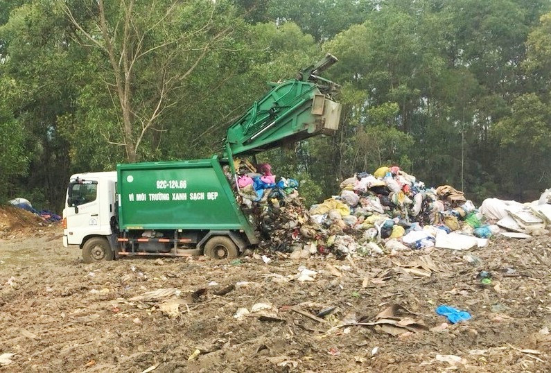 Dịp Tết Nguyên đán Canh Tý năm 2020, Công ty CP Môi trường đô thị Quảng Nam huy động 60 xe thu gom rác thải ở 9 huyện, thị xã, thành phố. Ảnh: THANH THẮNG