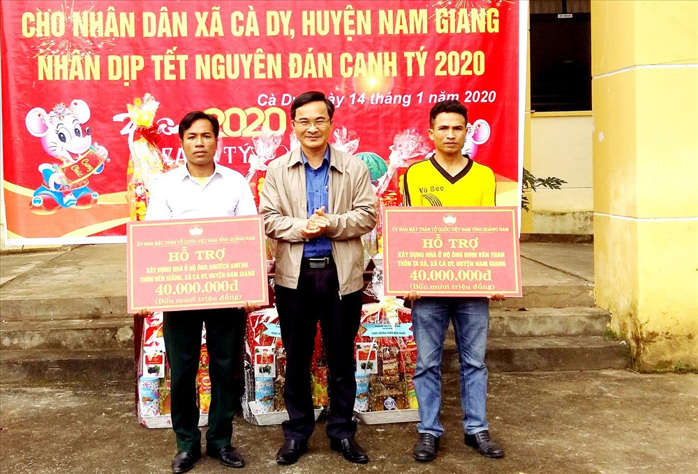 Ông Nguyễn Phi Hùng trao biểu trưng hỗ trợ xây dựng 2 ngôi nhà đại đoàn kết cho hộ nghèo xã Cà Dy. Ảnh: N.TRUYỀN