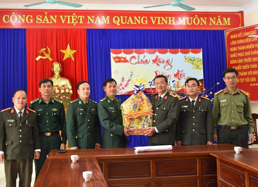 Dịp này, Thượng tá Nguyễn Thành Long cùng đoàn công tác cũng đã đến thăm, tặng quà các đồn biên phòng.