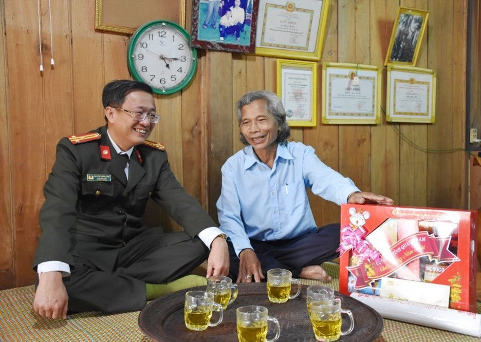 Thượng tá Nguyễn Thành Long thăm hỏi, tặng quà người có uy tín tại các huyện Đông Giang, Nam Giang, Tây Giang