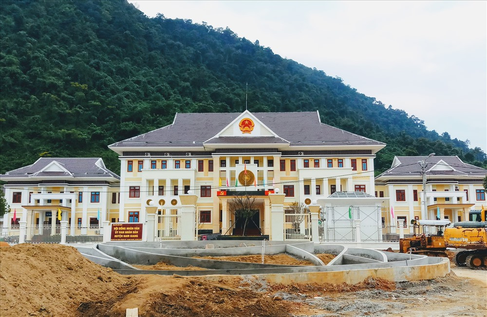 Trụ sở hành chính huyện Nam Giang đang dần hoàn thiện từ nguồn vốn hỗ trợ đầu tư hạ tầng miền núi. Ảnh: Đ.N