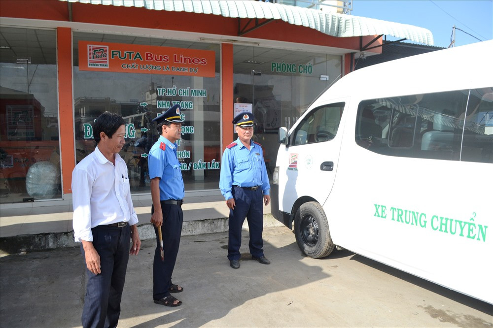 Thanh tra Sở GTVT kiểm tra công tác chuẩn bị chiến dịch vận tải khách phục vụ tết tại bến xe khách Nam Phước (Duy Xuyên). Ảnh: C.TÚ