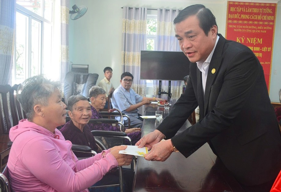 Đồng chí Phan Việt Cường trao quà Tết cho người có công đang an dưỡng tại Trung tâm nuôi dưỡng, điều dưỡng người có công tỉnh. Ảnh: Q.T