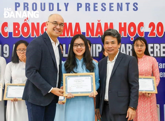 Ông Peter Mach (ngoài cùng, trái) trao học bổng cho sinh viên Trường Đại học Sư phạm (Đại học Đà Nẵng).