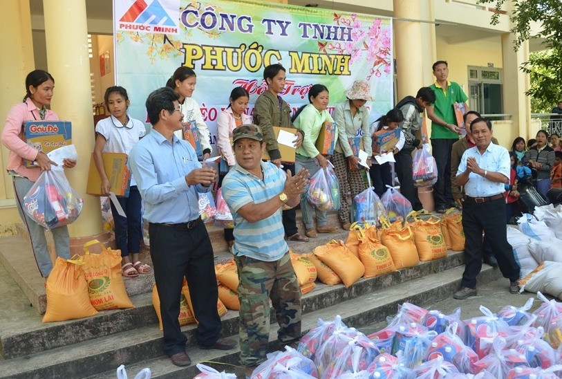 Công ty TNHH Phước Minh trao 200 suất quà cho người nghèo xã Phước Kim