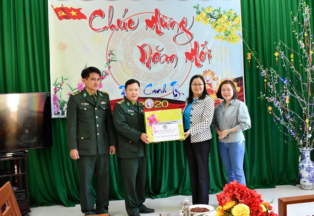 : Bà Trương Thị Lộc - Chủ tịch Hội LHPN tỉnh tặng quà chúc Tết CBCS Đồn Biên phòng A Xan.(Người thứ 2 từ phải sang)
