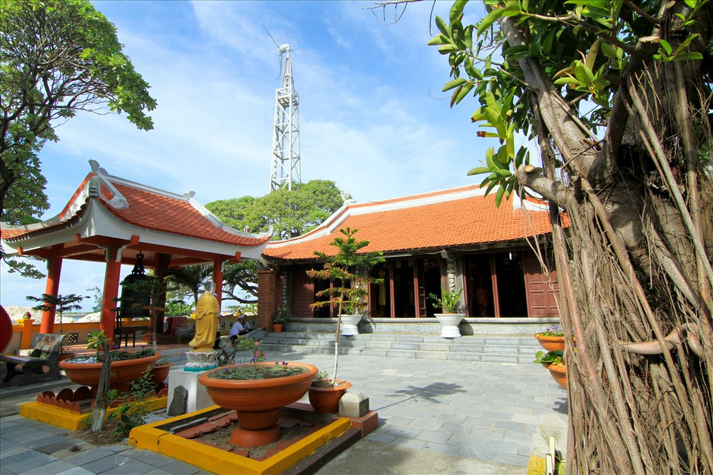 Ngôi chùa trên đảo Sinh Tồn, điểm đến của nhiều ngư dân mỗi khi có dịp ghé đảo.
