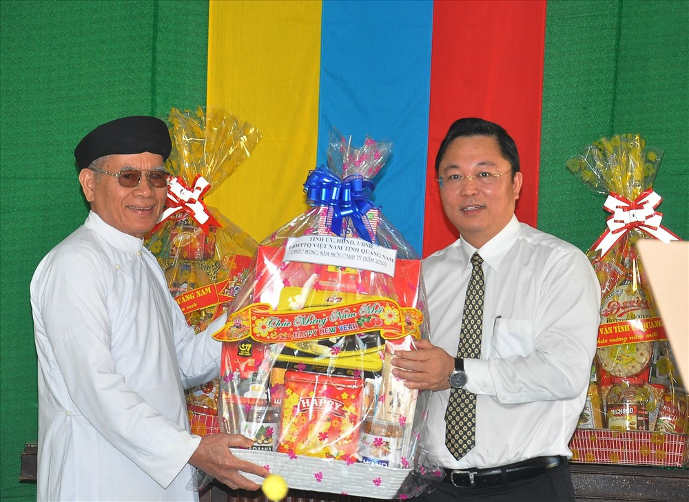 Chủ tịch UBND tỉnh Lê Trí Thanh tặng quà tết cho đại diện Hội thánh Truyền giáo Cao đài tại Quảng Nam. Ảnh: VINH ANH