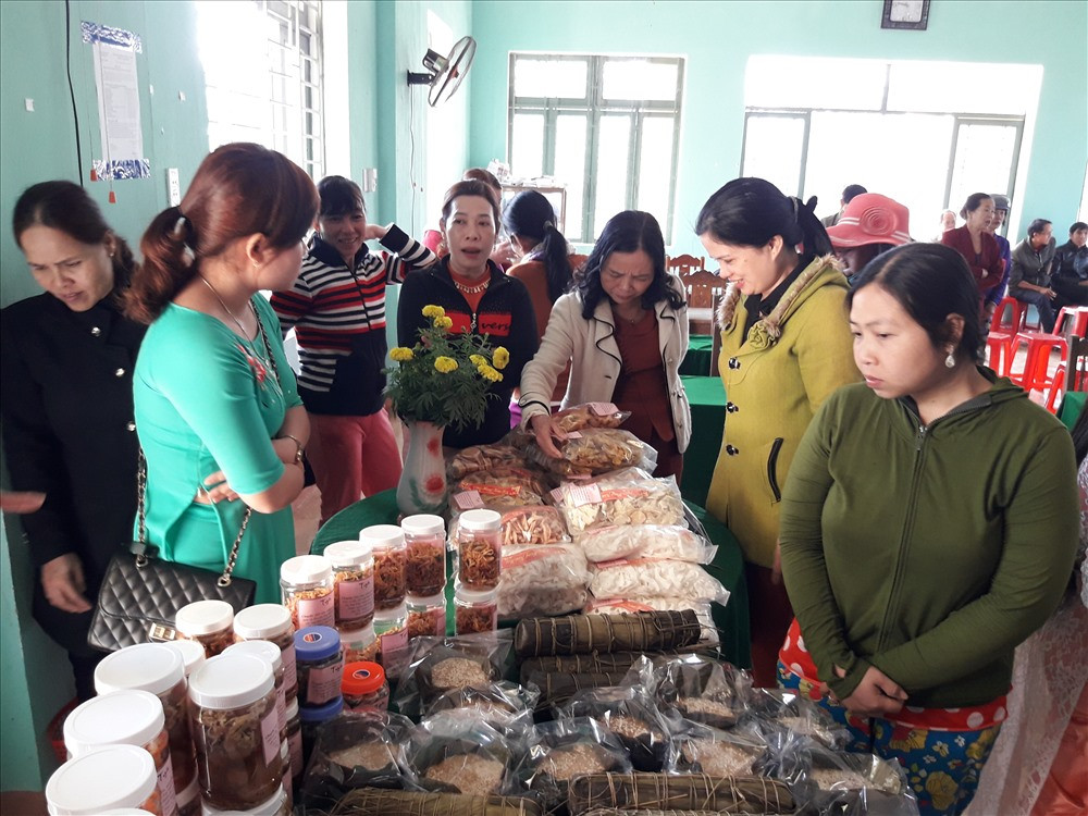 Hội thi làm bánh, mức truyền thống trao quà “Tết yêu thương” được nhiều cơ sở hội phụ nữ trong huyện triển khai sôi nổi mỗi dịp tết đến, xuân về. Ảnh: P.H