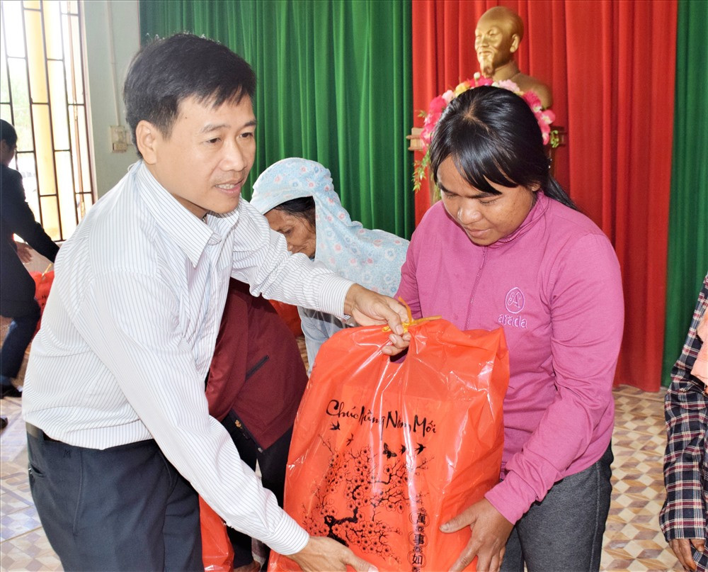 Đại diện Báo Quảng Nam tặng quà tết gia đình người có công với cách mạng tại xã Trà Kót. Ảnh: THANH THẮNG