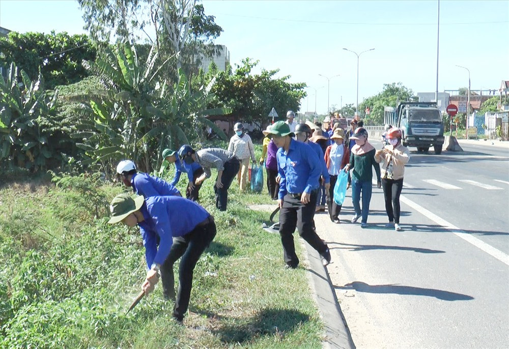 Huyện Thăng Bình huy động lực lượng đoàn viên - thanh niên tham gia dọn vệ sinh, đảm bảo môi trường sạch đẹp đón tết. Ảnh: B.T