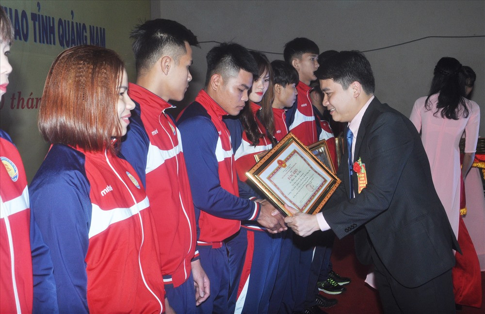 Phó Chủ tịch UBND tỉnh Trần Văn Tân trao bằng khen của UBND tỉnh cho các VĐV đạt thành tích xuất sắc năm 2018. Ảnh: T.V