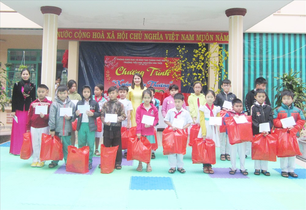 Trường Tiểu học Nguyễn Văn Trỗi (Tam Kỳ) trao quà tết cho học sinh có hoàn cảnh khó khăn. Ảnh: P.Đ.V