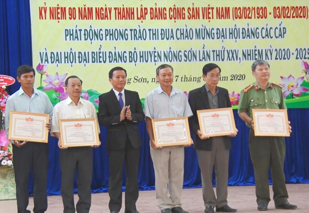 UBND huyện Nông Sơn tuyên dương 6 tập thể và 12 cá nhân có thành tích tiêu biểu trong thực hiện Chỉ thị 05 giai đoạn 2017 - 2019.