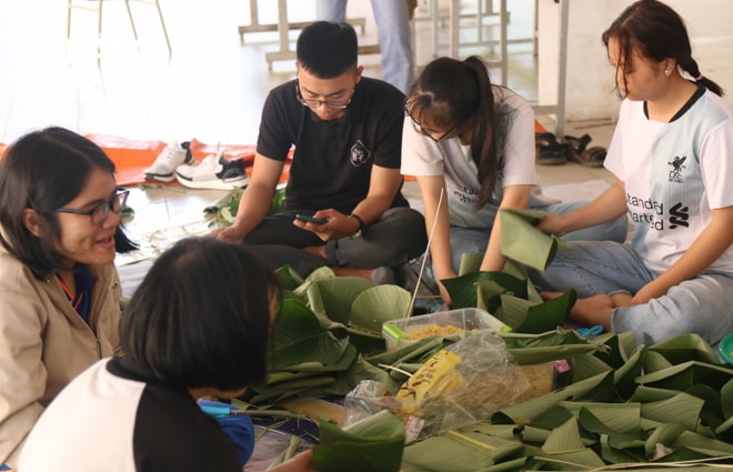 Gác lại sách vở, những điểm số sau kỳ thi học kỳ I, các thành viên của Đội Tiền Phong, Đoàn trường Đại học Kinh tế Đà Nẵng nhanh chóng bắt tay lên kế hoạch làm hơn 120 cái bánh chưng để trao tận tay cho các cô chú lao công, bán vé số, người nhặt ve chai... 