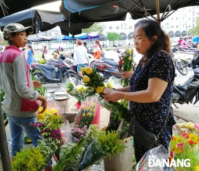 Cận Tết, các loại hoa cúng tăng giá, nhưng là mặt hàng không thể thiếu trong dịp cuối năm. Ảnh: HÀ KHUÊ