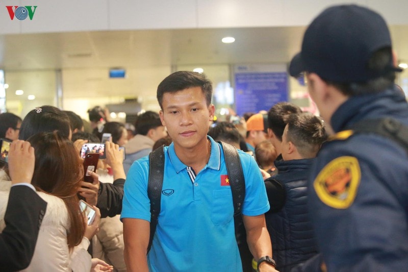 Vẫn có rất đông người hâm mộ có mặt ở sân bay Nội Bài để chào đón các tuyển thủ trở về.