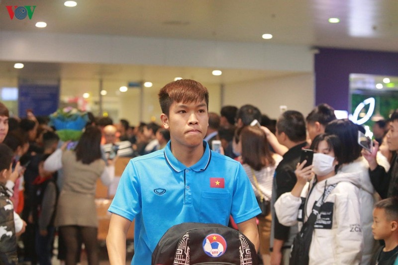 Thay vào đó, các thành viên U23 Việt Nam chia thành 2 nhóm trở về TP.HCM và Hà Nội từ Bangkok.