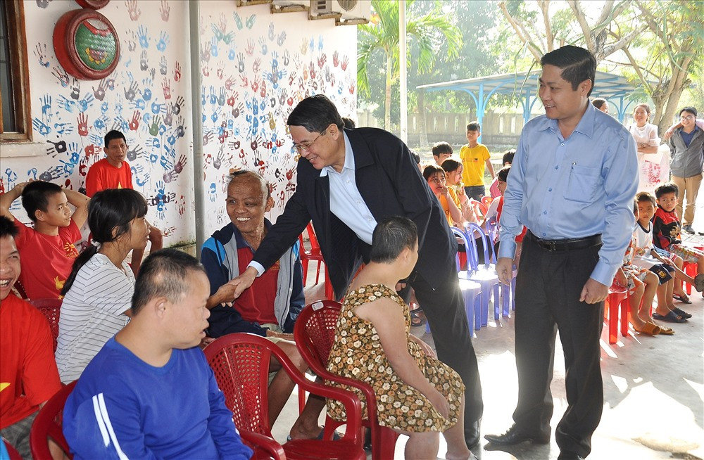 Đồng chí Nguyễn Đức Hải thăm hỏi các đối tượng được chăm sóc tại Làng Hòa Bình. Ảnh: VINH ANH