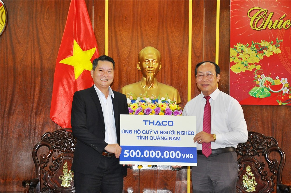 Trưởng ban Dân vận Tỉnh ủy, Chủ tịch Ủy ban MTTQ Việt Nam tỉnh Võ Xuân Ca tiếp nhận nguồn kinh phí 500 triệu đồng từ đại diện Thaco. Ảnh: VINH ANH
