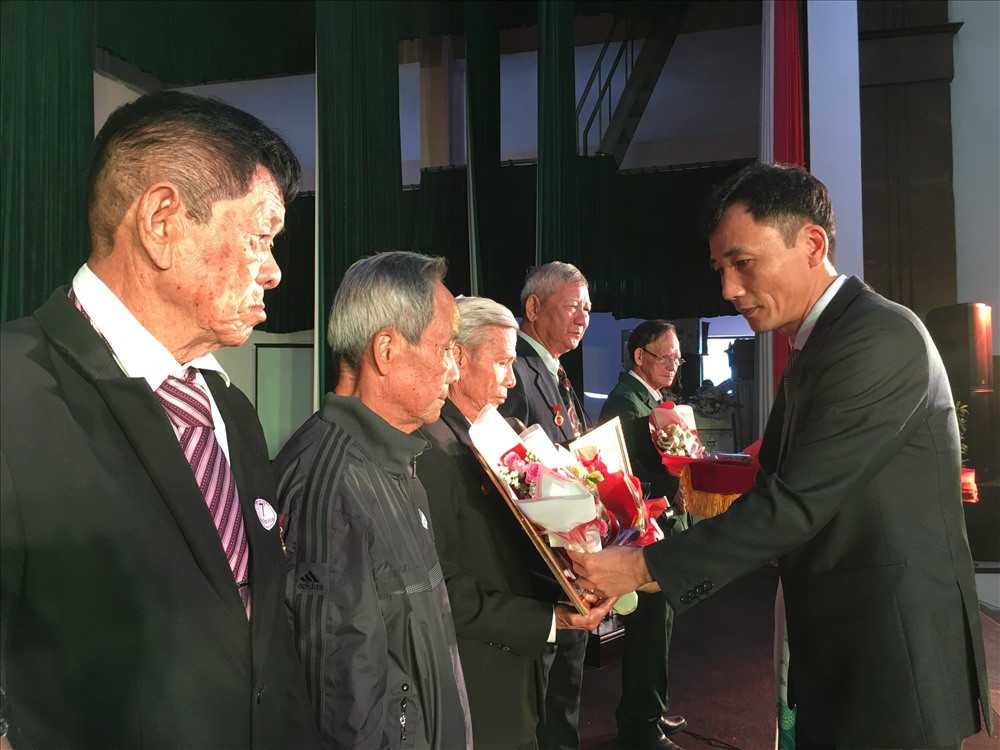 Bí thư Huyện ủy, Chủ tịch UBND huyện Phú Ninh Nguyễn Phi Thạnh tặng Huy hiệu Đảng cho các đảng viên. Ảnh: H.C