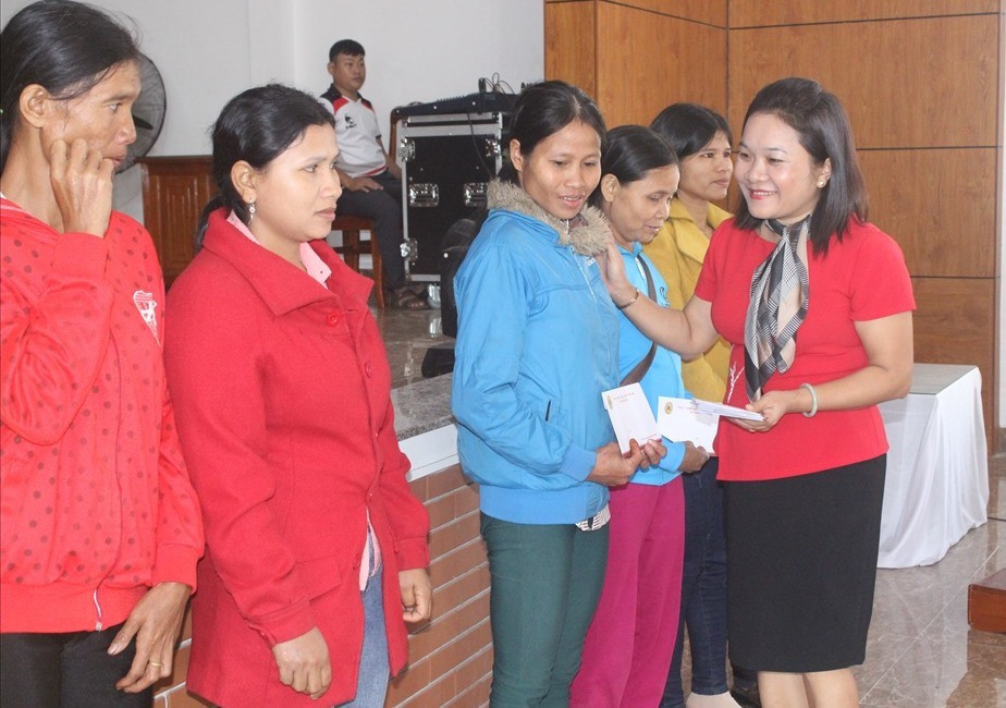 Bí thư Huyện ủy Bắc Trà My Huỳnh Thị Thùy Dung cùng tặng quà tết cho hộ nghèo.