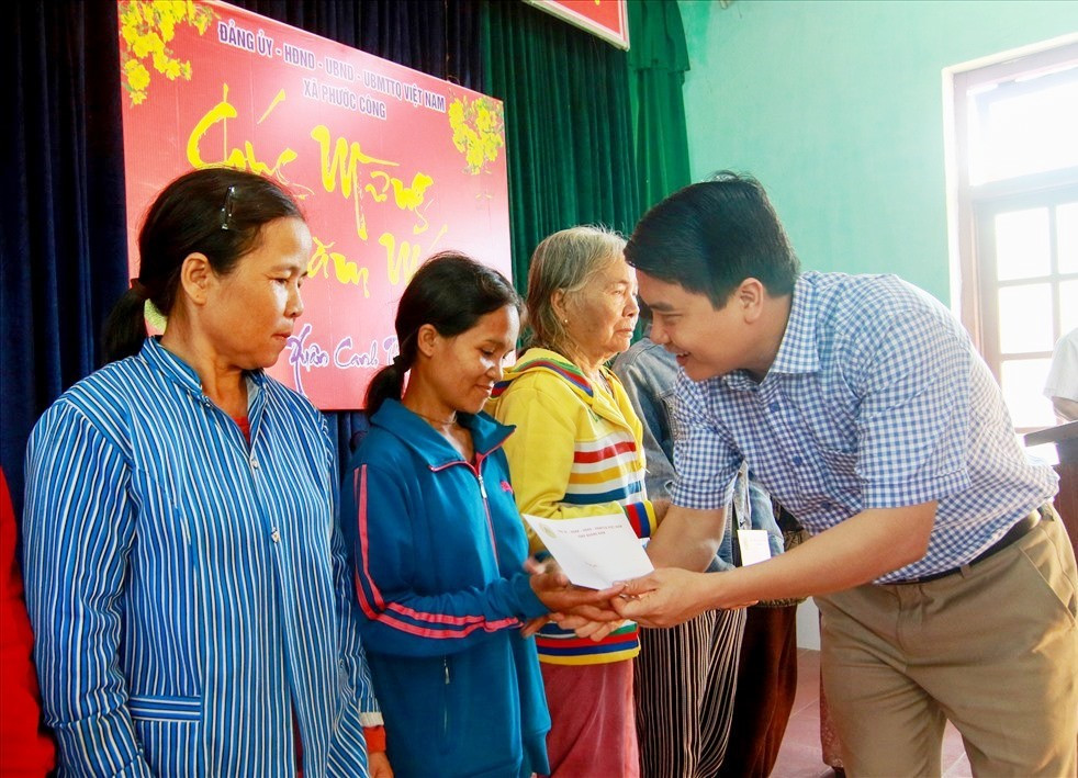 Phó Chủ tịch UBND tỉnh Trần Văn Tân tặng quà tết đồng bào vùng cao xã Phước Công. Ảnh: T.C