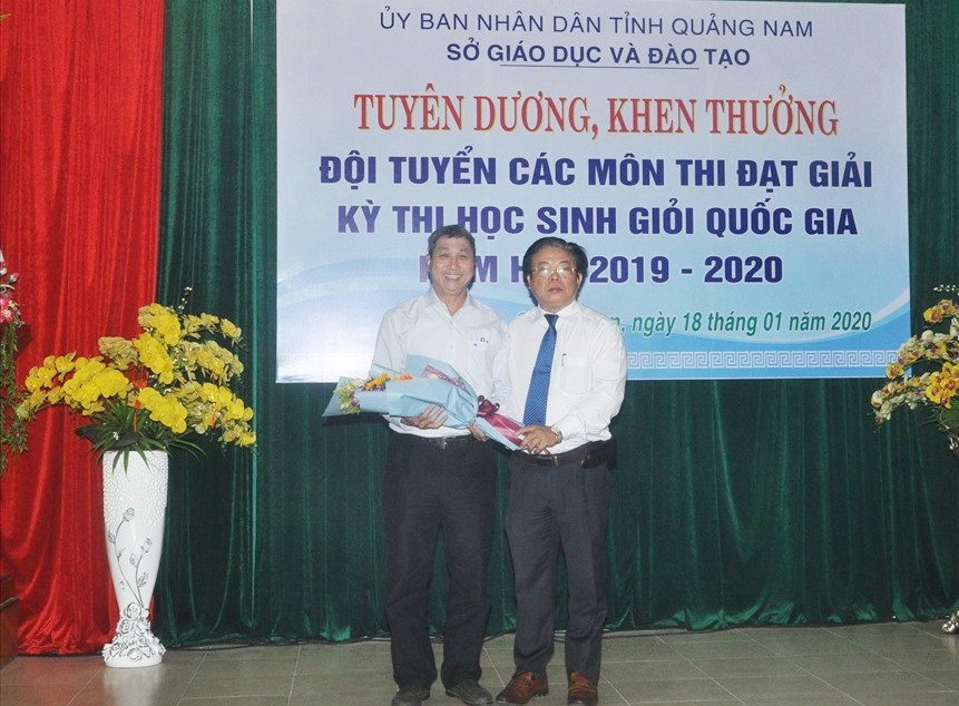 Giám đốc Sở GD-ĐT Hà Thanh Quốc tặng hoa cho đại diện các thầy, cô giáo dạy bồi dưỡng. Ảnh: X.P