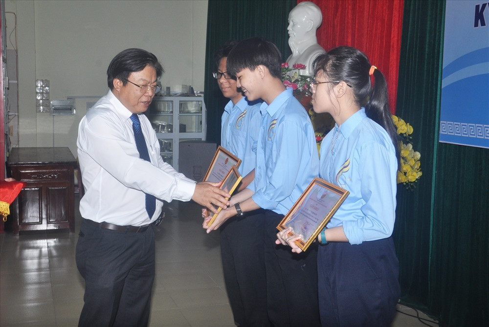 Giám đốc Sở GD-ĐT Hà Thanh Quốc tặng giấy khen cho học sinh. Ảnh: X.P