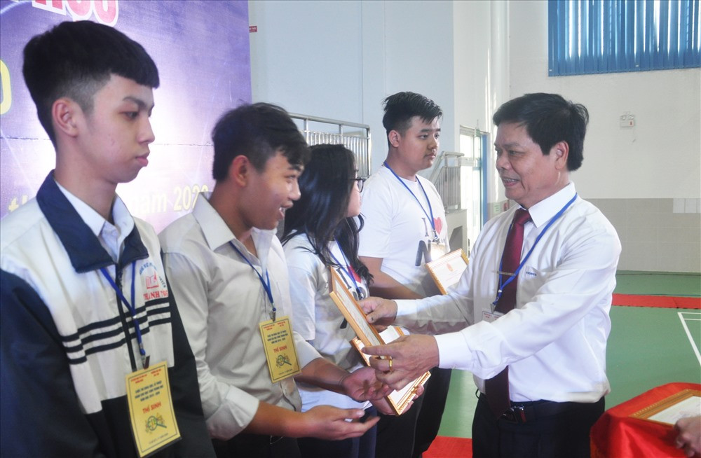 Phó Giám đốc Sở GD-ĐT Lê Văn Chính trao giải cho các tác giả đoạt giải. Ảnh: X.P