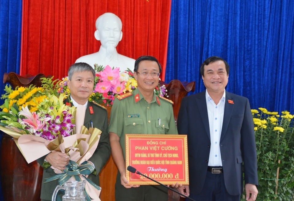 Đồng chí Phan Việt Cường tặng hoa chúc mừng và thưởng nóng 20 triệu đồng cho Công an Quảng Nam