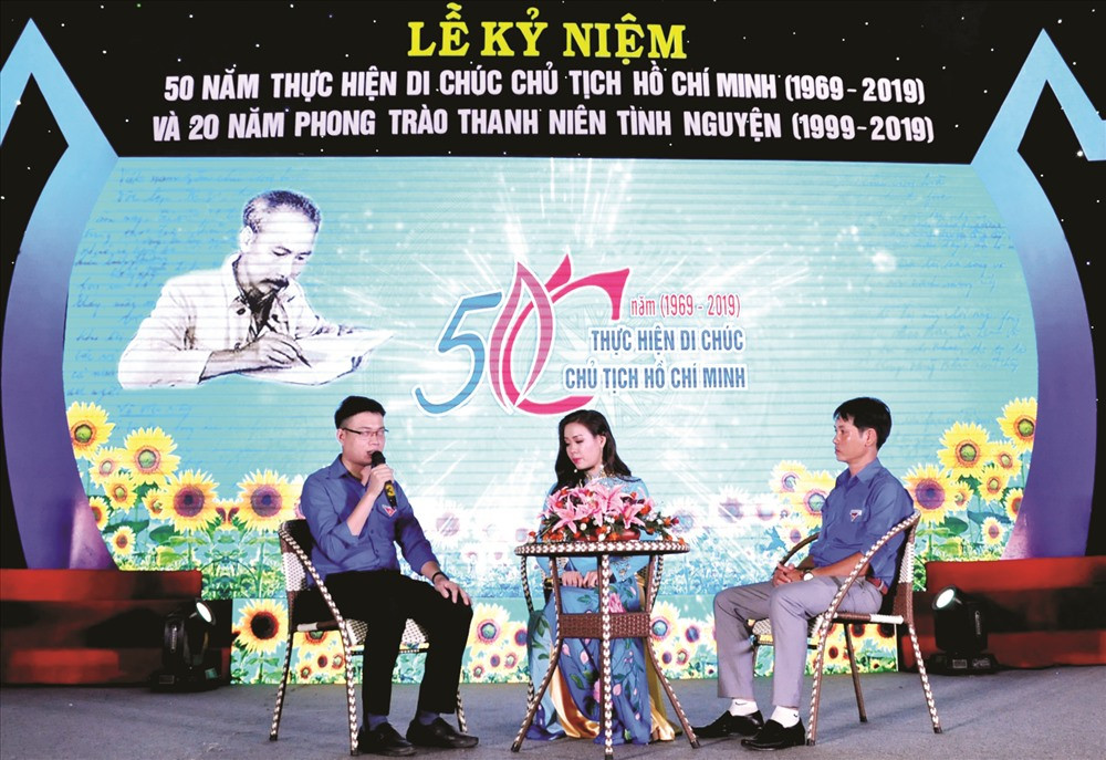 Phạm Phú Thịnh (ngoài cùng bên trái) tham gia giao lưu, tọa đàm nhân dịp kỷ niệm 50 thực hiện Di chúc Chủ tịch Hồ Chí Minh (1969 - 2019) và 20 năm phong trào thanh niên tình nguyện (1999 - 2019), do Tỉnh đoàn tổ chức. Ảnh: PHAN TUẤN