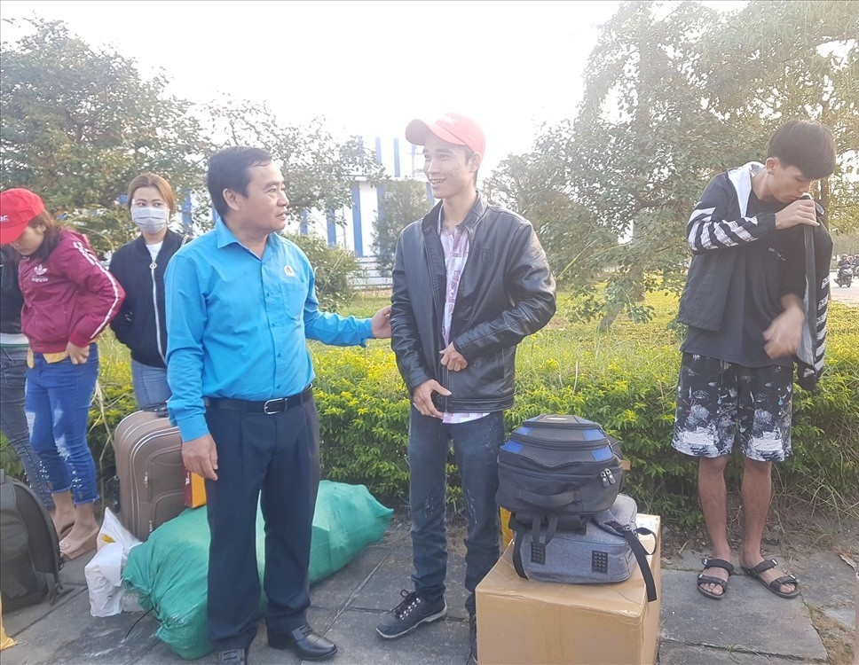 Ông Phan Xuân Quang - Chủ tịch LĐLĐ tỉnh thăm hỏi người lao động. Ảnh: D.L