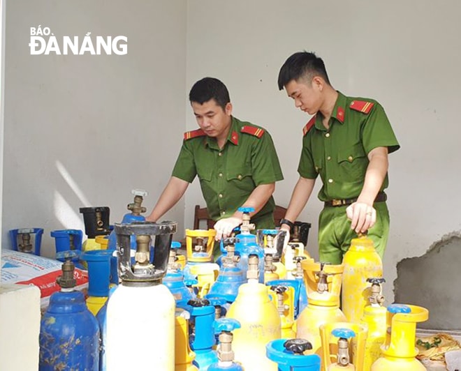 Lực lượng Công an tiến hành tiêu hủy các sản phẩm không rõ nguồn gốc xuất xứ.