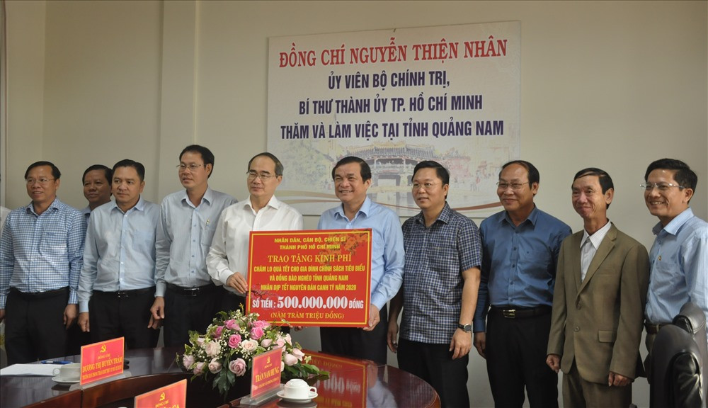 Các đồng chí lãnh đạo tỉnh tiếp nhận hỗ trợ kinh phí chăm lo quà tết của đoàn công tác TP.Hồ Chí Minh. Ảnh: N.Đ
