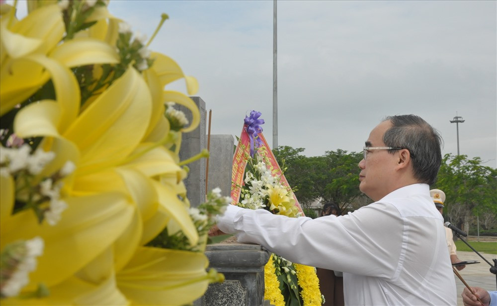 Bí thư Thành ủy Nguyễn Thiện Nhân dâng hương tưởng niệm các Mẹ Việt Nam anh hùng. Ảnh: N.Đ