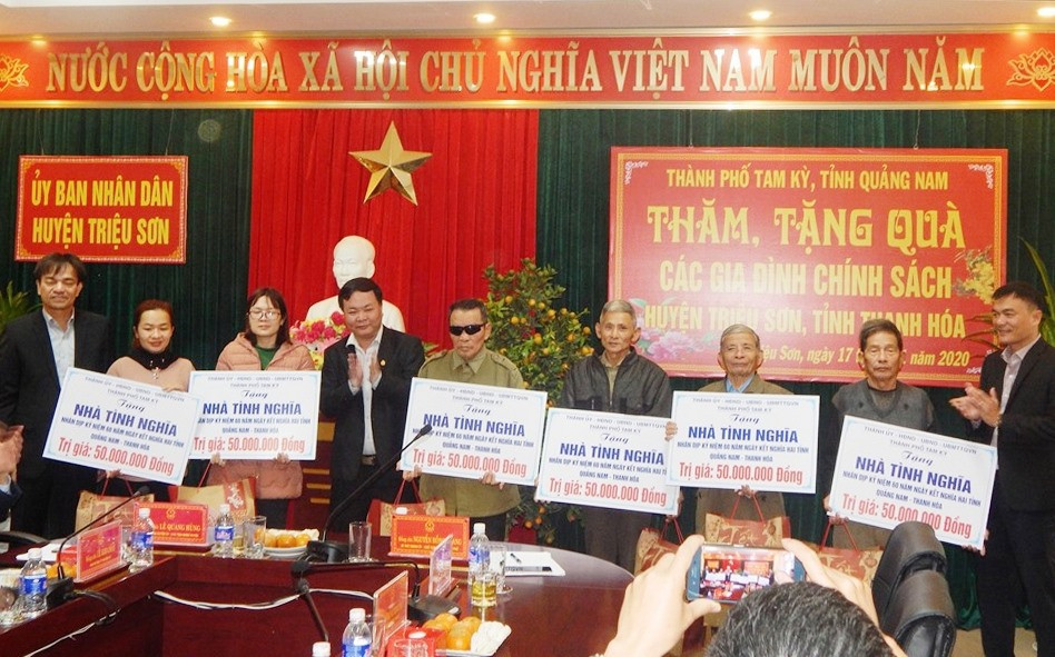 Trao tặng 6 ngôi nhà tình nghĩa cho đối tượng chính sách huyện Triệu Sơn.