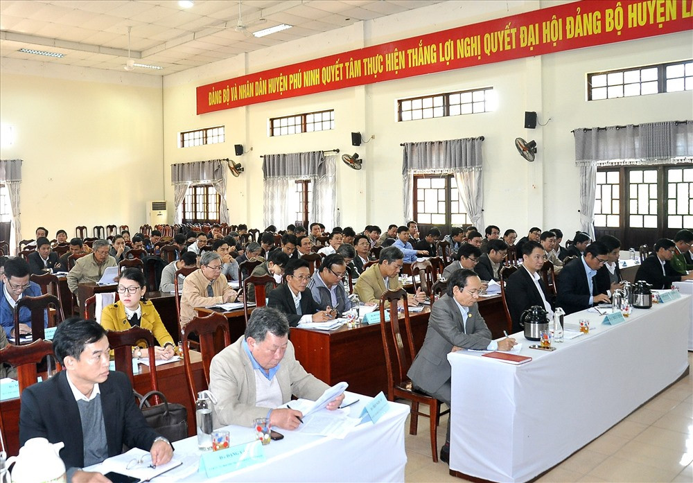 Hội nghị Huyện ủy Phú Ninh lần thứ 29 đã thảo luận, đề ra nhiều giải pháp nhằm lãnh đạo, chỉ đạo thực hiện thắng lợi nhiệm vụ kinh tế - xã hội, an ninh - quốc phòng năm 2020. Ảnh: VINH ANH