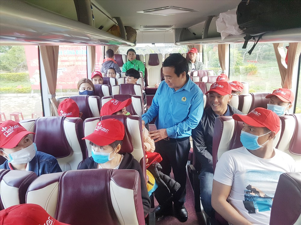 Chủ tịch LĐLĐ tỉnh Phan Xuân Quang chúc tết người lao động trước giờ xe khởi hành. Ảnh: D.L