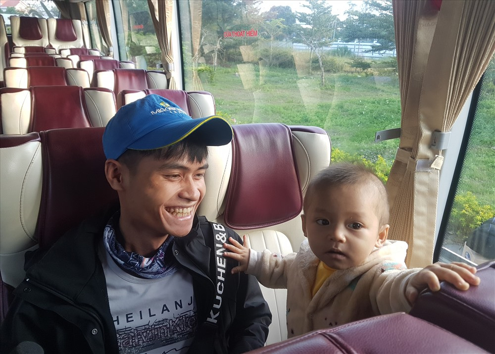 Niềm vui của anh Nguyễn Văn Linh khi sắp được về quê đón tết.