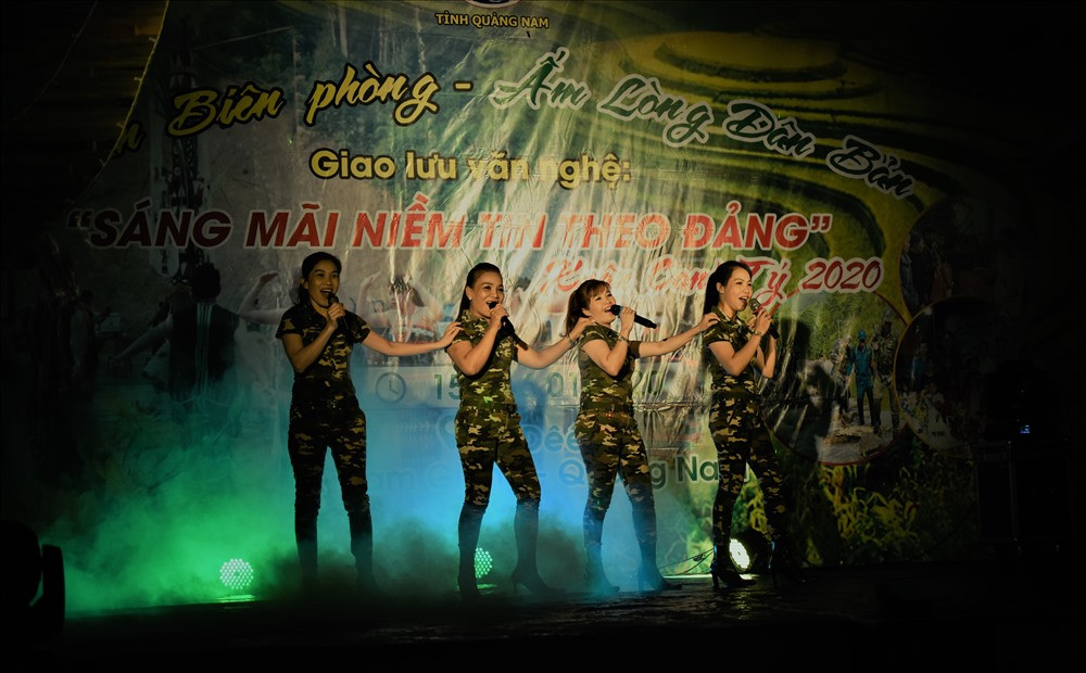 Trong chương trình “Xuân Biên phòng - Ấm lòng dân bản”, Đội Tuyên truyền văn hóa Bộ đội Biên phòng tỉnh đã mang lời ca tiếng hát như lời chúc xuân đến với chiến sĩ và nhân dân vùng cao biên giới.