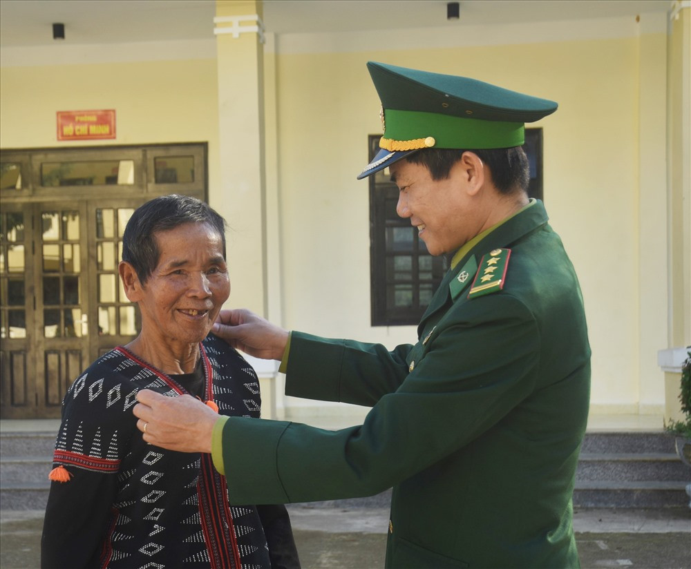 Thượng tá Hoàng Văn Mẫn - Chính ủy Bộ Chỉ huy Bộ đội Biên phòng Quảng Nam thăm hỏi, động viên bà con địa phương.