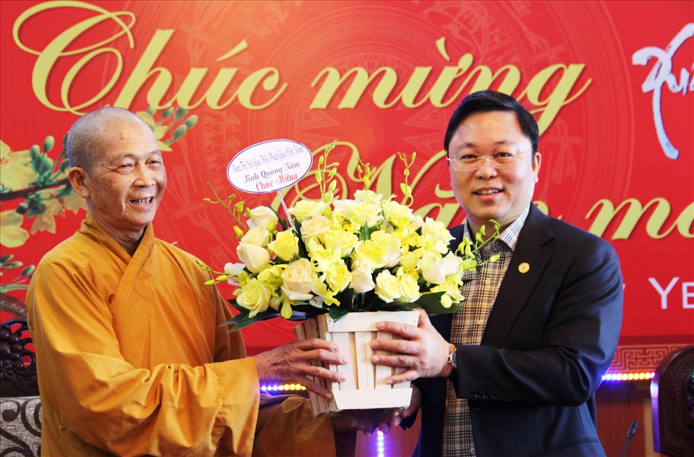Chủ tịch UBND tỉnh Lê Trí Thanh nhận hoa chúc mừng từ Hòa thượng Thích Thiện Thành, nhân dịp năm mới 2020. Ảnh: A.N